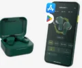 Earbuds nirkabel dengan baterai yang bisa diganti ditampilkan dekat dengan alat bongkar kecil