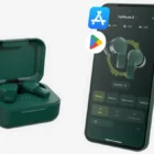 Earbuds nirkabel dengan baterai yang bisa diganti ditampilkan dekat dengan alat bongkar kecil